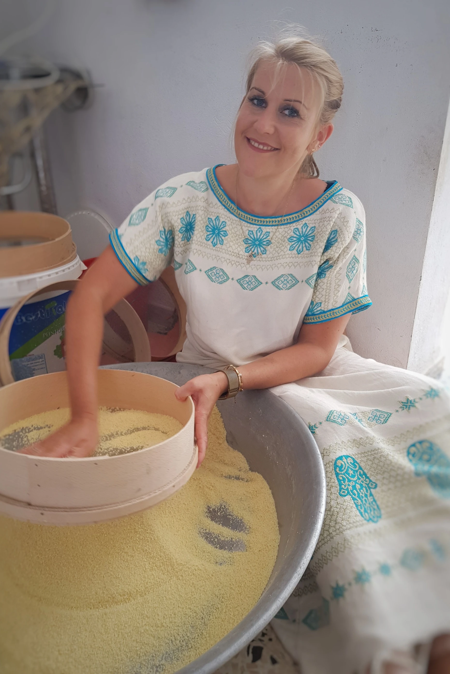  Julia Komp bereitet den Couscous vor.