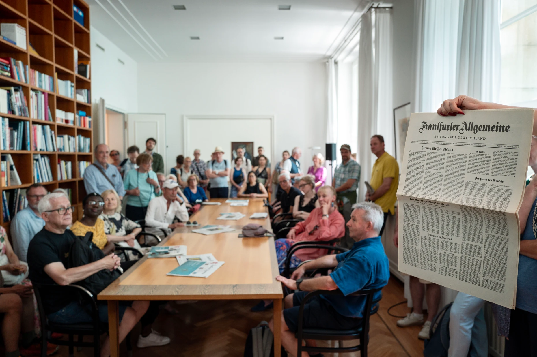 Besucher im Kaminzimmer beim Tag der offenen Tür der Berliner Redaktion der F.A.Z.