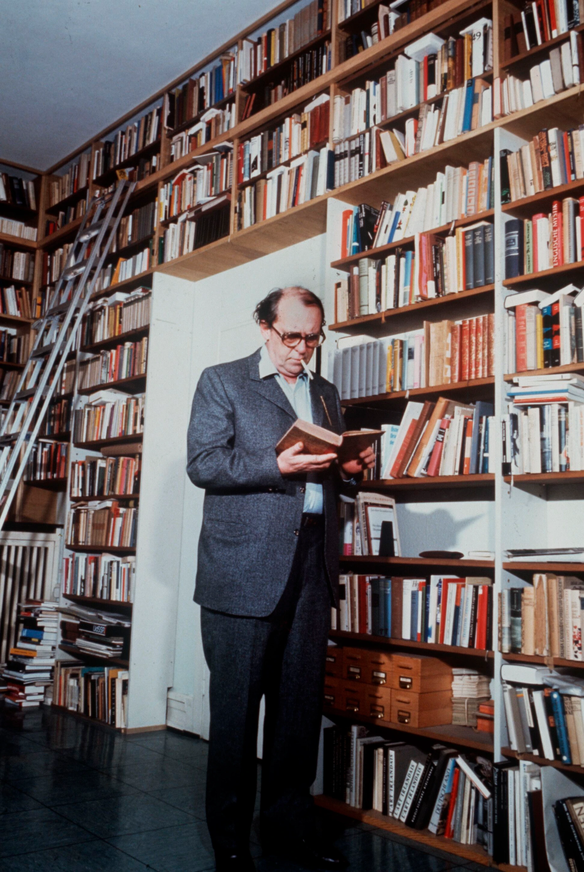 Experte für die umweltschonende Senkung der Arbeitsmoral: Der Schriftsteller Heinrich Böll 1970 in seiner Bibliothek. Im Jahr 1972 wurde er mit dem Nobelpreis für Literatur ausgezeichnet.
