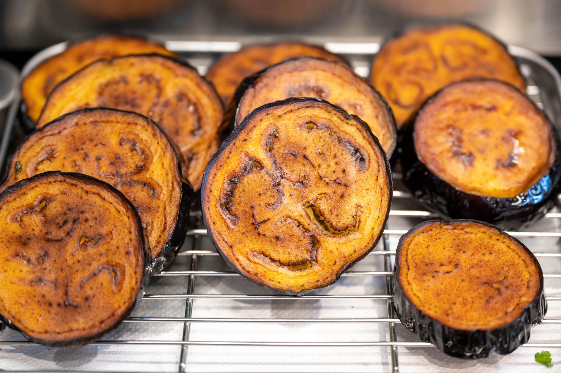 Vegetarische Alternative: Ausgebackene Auberginenscheiben eignen sich nicht nur als Antipasti, sondern auch bestens als Ersatz für Burgerpattys aus Hackfleisch.
