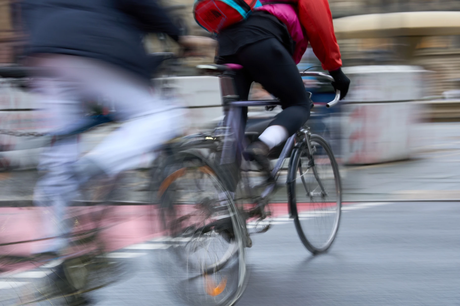 Hektischer Radfahrer auf einer Verkehrskreuzung in Frankfurt am Main