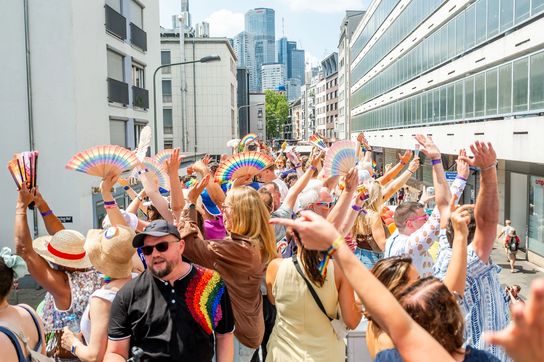 Die Skyline und der Regenbogen: Die CSD-Besucher tauchen Frankfurt in ein buntes Farbenmeer.