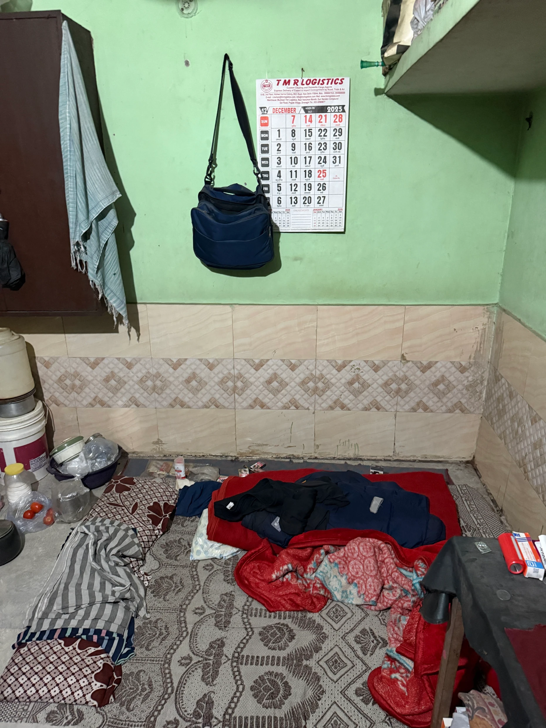 Chanders Wohnung: 45 Euro für zehn Quadratmeter. Frau und Sohn sind wieder im Heimatdorf.