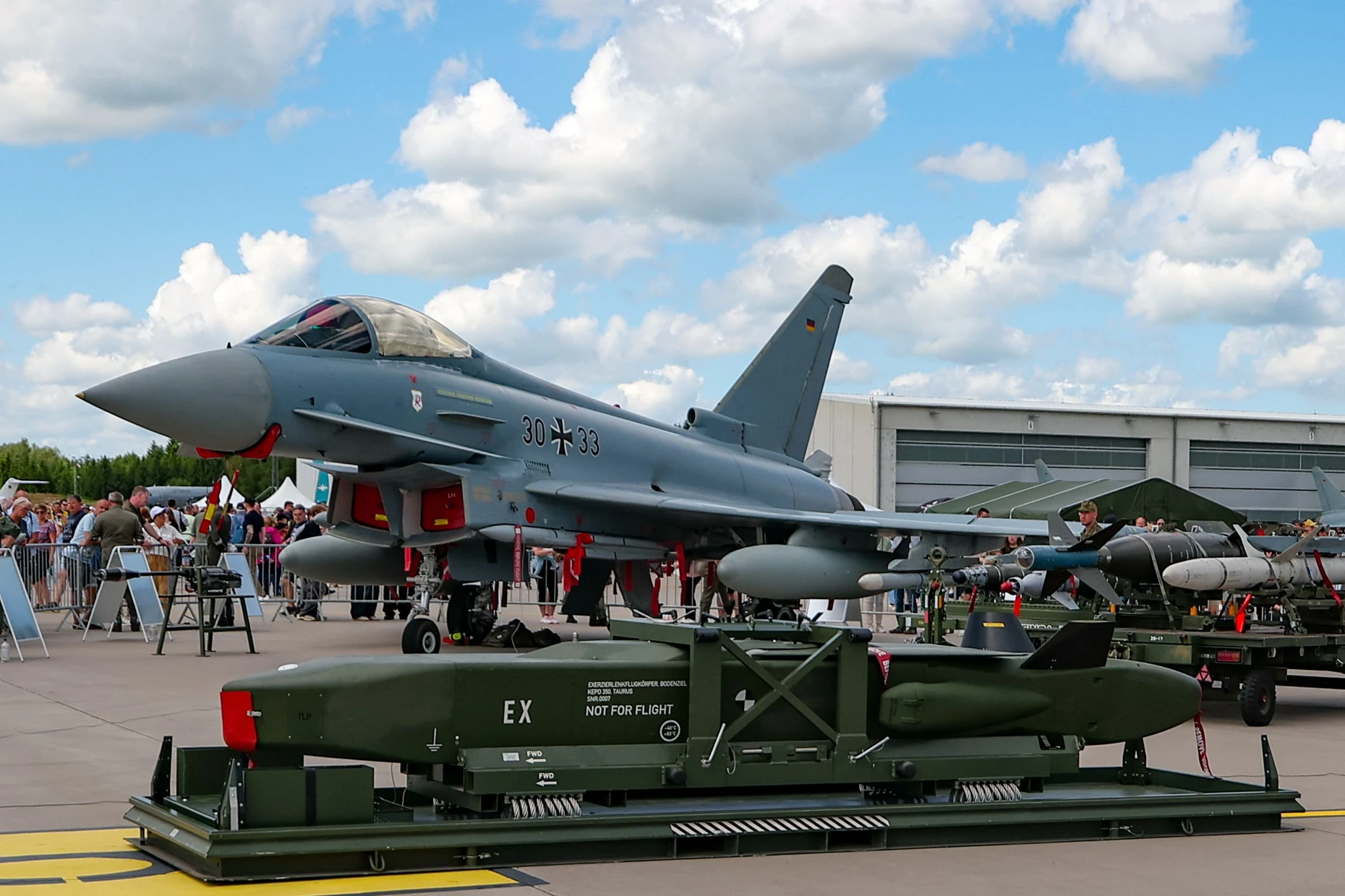 Marschflugkörper Taurus (Target Adaptive Unitary and Dispenser Robotic Ubiquity System), ausgestellt im Juni 2026 auf dem Fliegerhorst Laage