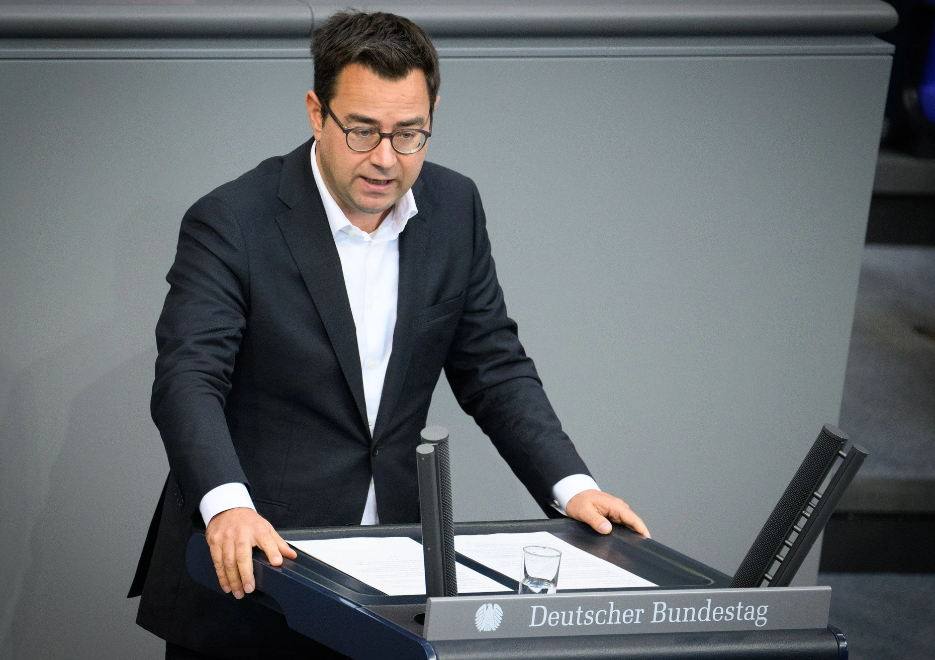 Sebastian Schäfer ist haushaltspolitischer Sprecher der Fraktion Bündnis 90/Die Grünen im Deutschen Bundestag.
