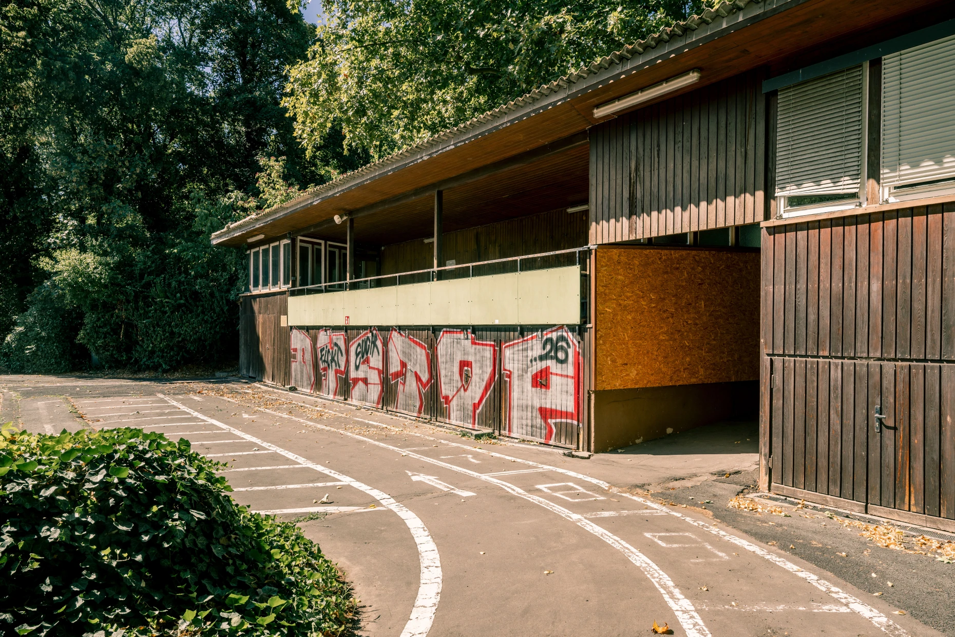 Ein Neubau wäre hilfreich: In dem lang gestreckten Gebäude werden Kinder unterrichtet und unter anderem die Fahrräder aufbewahrt.