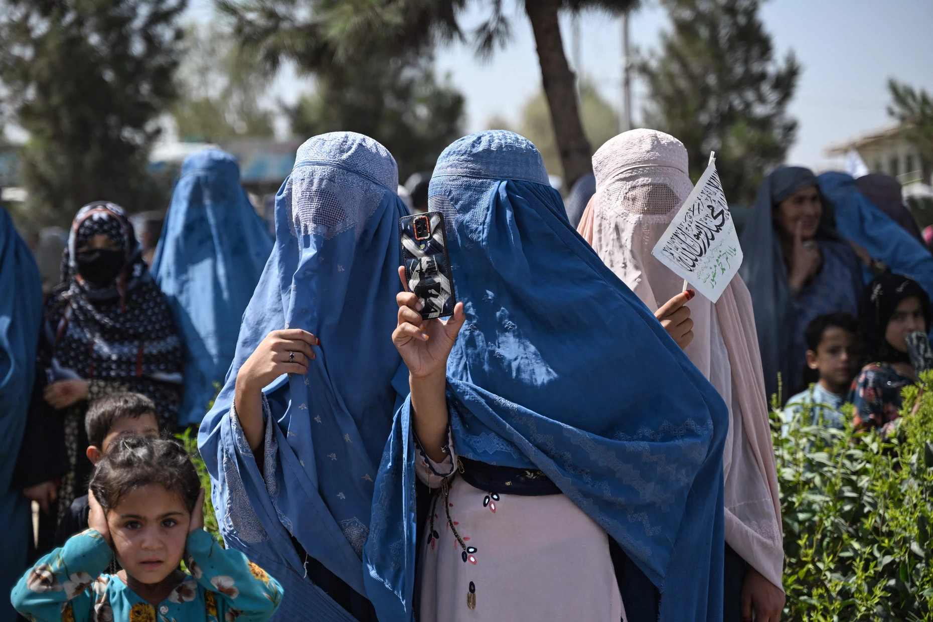 In Kabul sind sie ausgeschlossen, doch in Kandahar filmen Frauen die Feierlichkeiten mit ihren Smartphones.