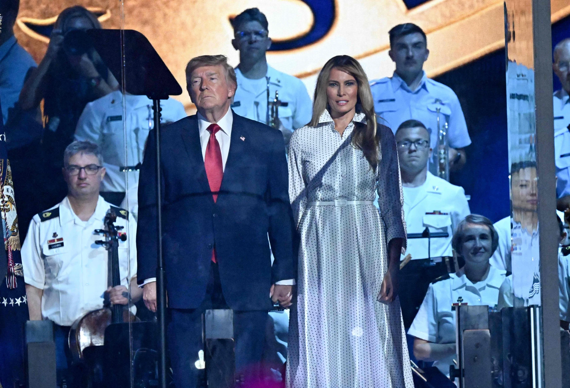 Das Streben nach Glück, der ganzen Welt vorgeführt in einem Lebensbund mit drei Buchstaben: Die USA bestanden auf den Tag genau 250 Jahre lang, als Donald Trump und seine Ehefrau Melania auf der National Mall  in Washington die Bühne der Kundgebung mit dem Motto „Salute to America“ betraten.