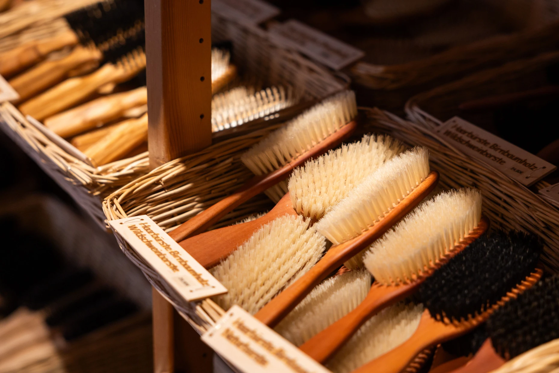 Klassiker: Haarbürsten mit unterschiedlichen Naturborsten bei Hintz