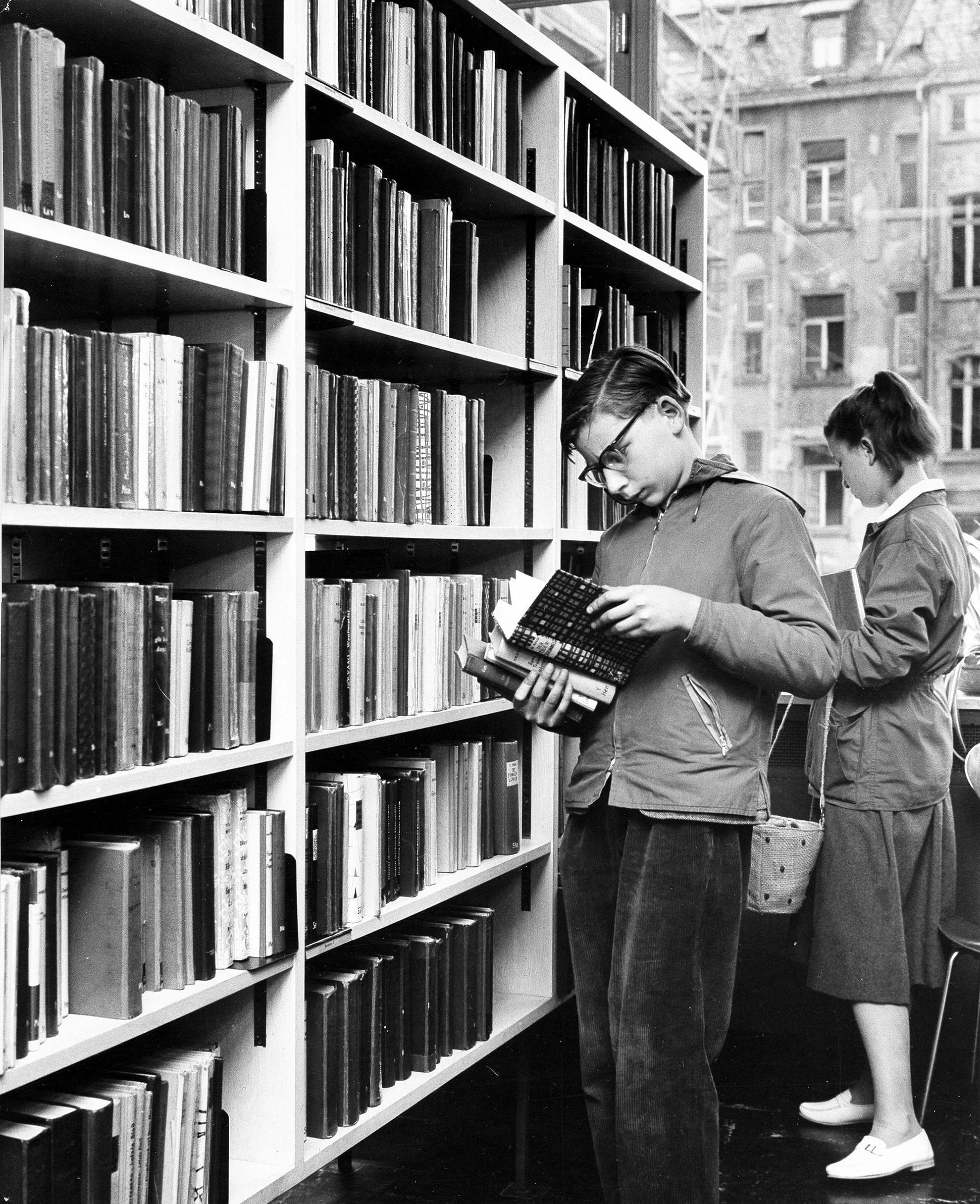 Bildungshunger: Die große Bibliothek des Amerika-Hauses wurde in den Fünfzigerjahren zum Anziehungspunkt vor allem für junge Leute.