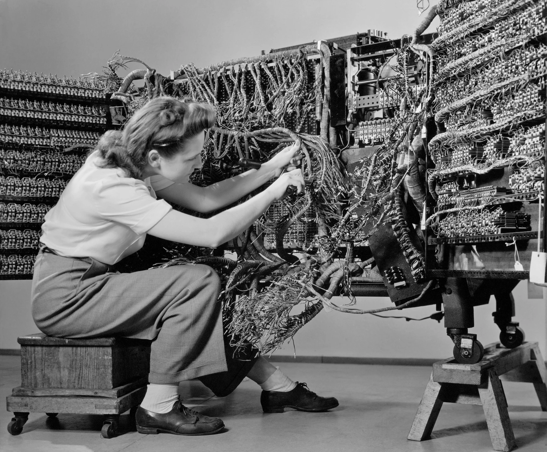 Im Netzwerk der frühen Digitalisierung: Berenice Abbotts Foto „IBM Laboratory“ entstand um 1958.