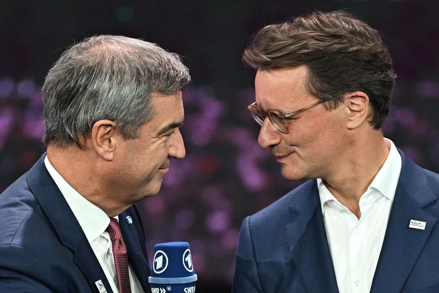 Haltung: Hendrik Wüst (rechts) gratuliert Markus Söder zum Sieg von München.