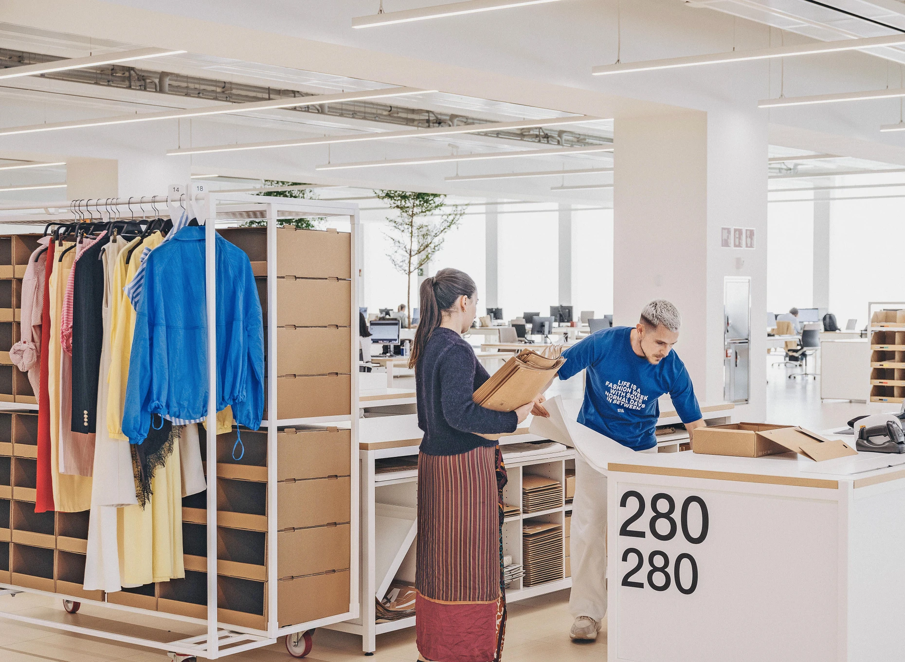 Inditex - In der Firmenzentrale des Modekonzerns im Nordwestspanischen Arteixo entsteht, was was Läden wie Zara und Massimo Dutti in mehr als 200 Ländern anbieten.