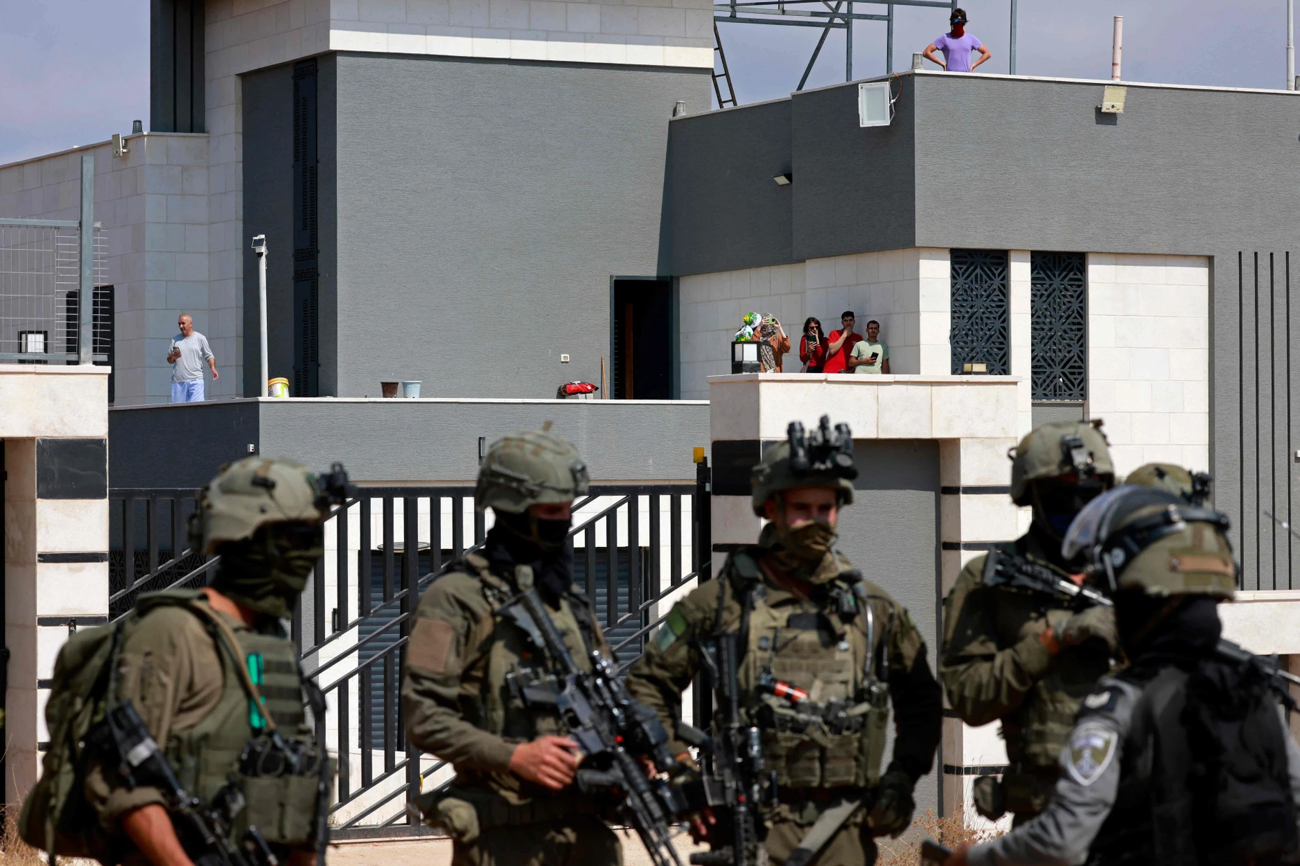 Israelische Soldaten am 14. August vor dem belagerten Haus in Qusra