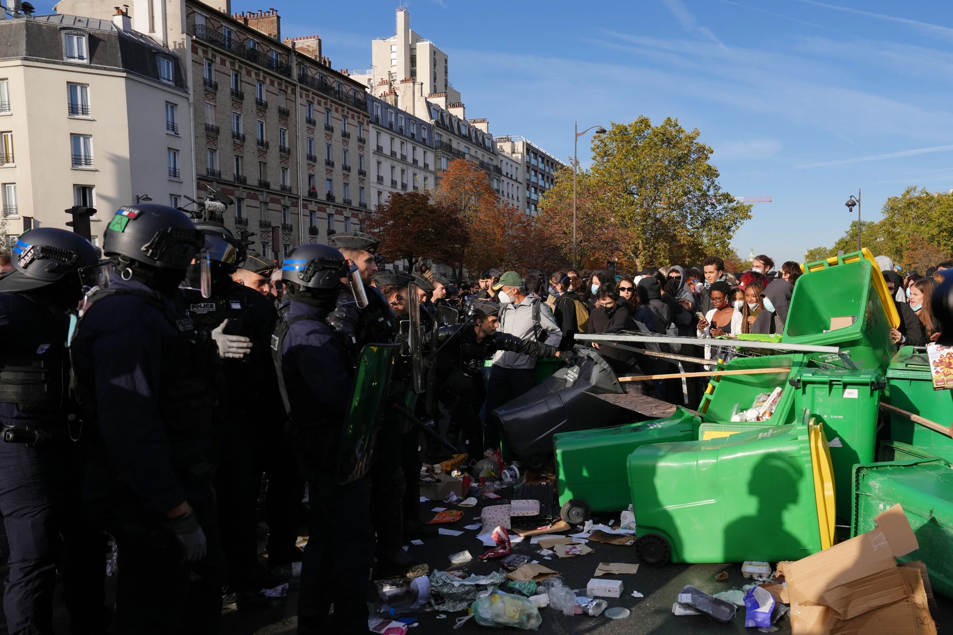 Bereitschaftspolizisten stehen am Dienstagvormittag in Paris Schülern gegenüber, die sich vor einer Demonstration versammeln.