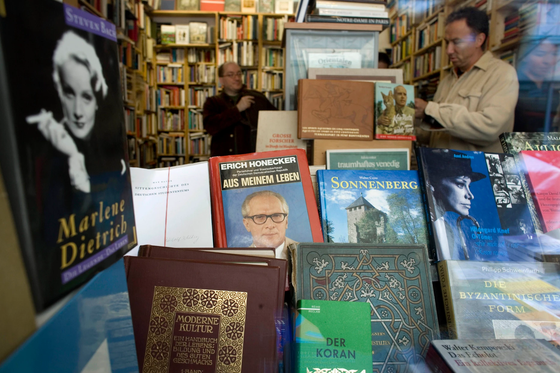 Blick in die Auslage eines Antiquariats