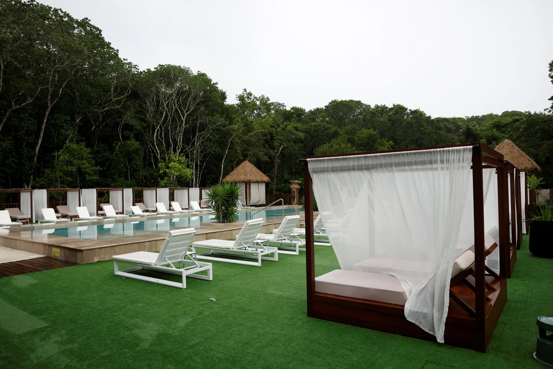Blick auf den Poolbereich des Tren-Maya-Hotels im Calakmul-Biosphärenreservat im Bundesstaat Campeche