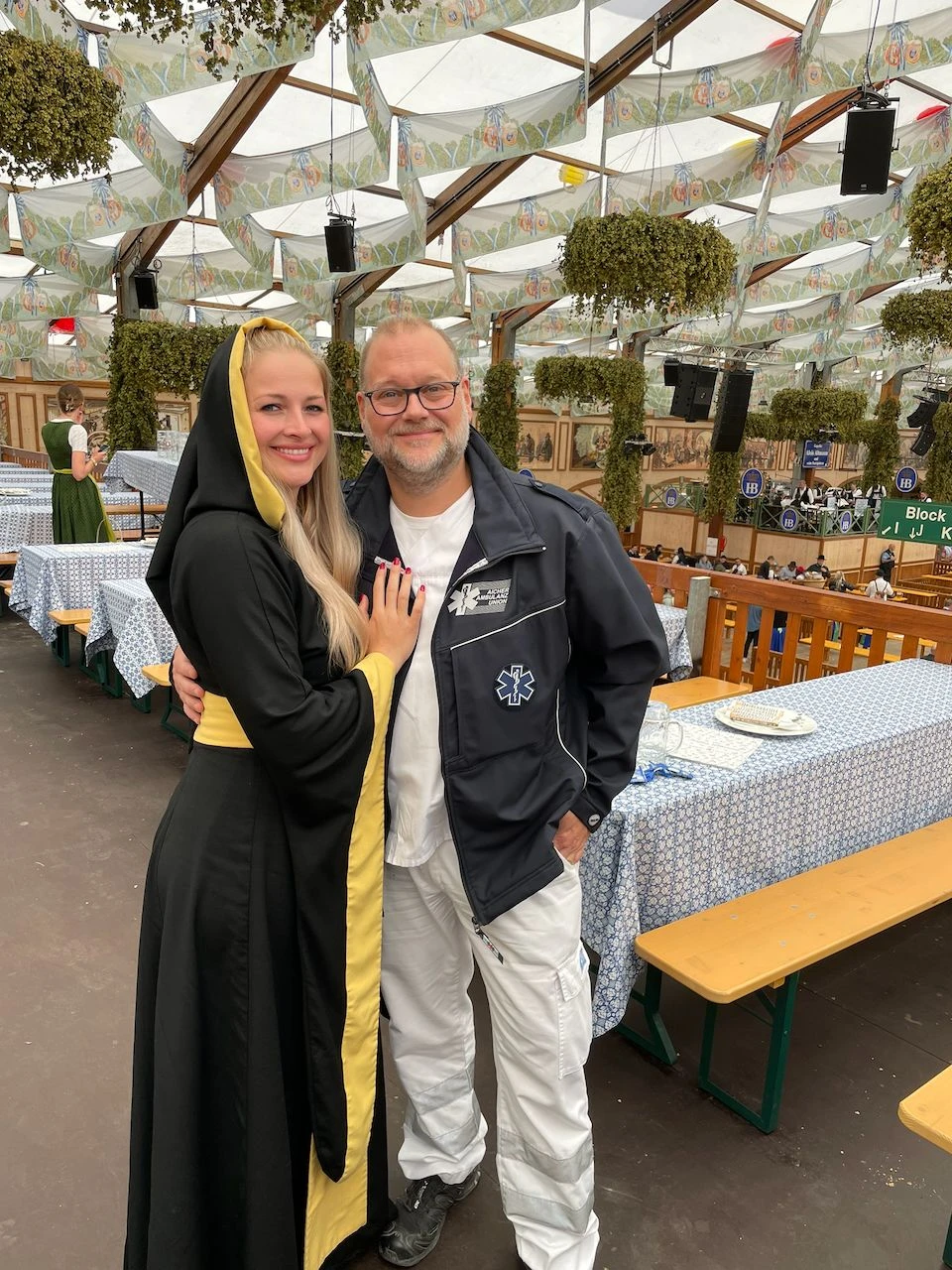 Leitet die Wiesn-Ambulanz: Dr. Philip Kampmann, hier 2022 mit dem Münchner Kindl