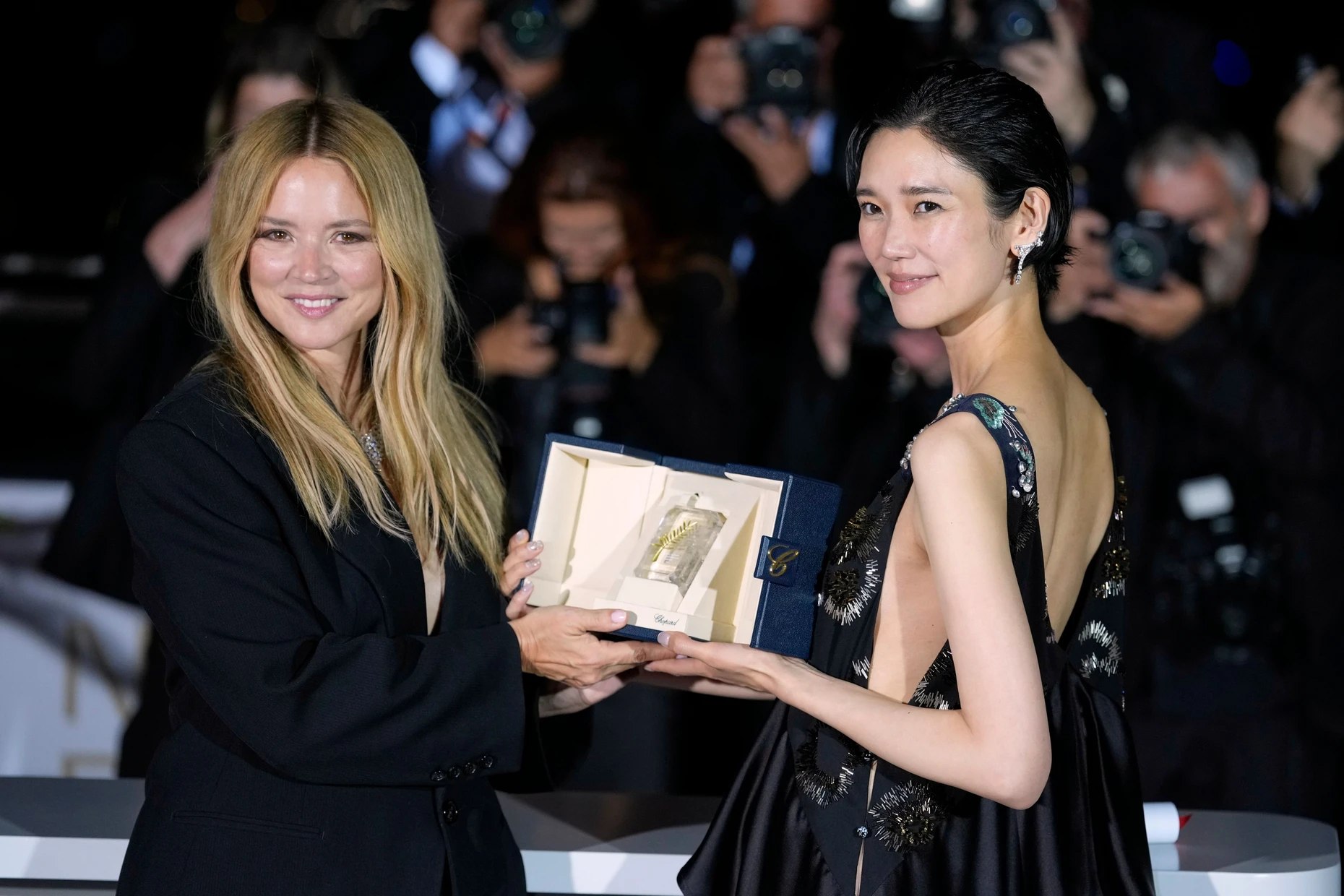Virginie Efira (links) und Tao Okamoto mit ihrem Preis als beste Darstellerinnen für „All of a Sudden“