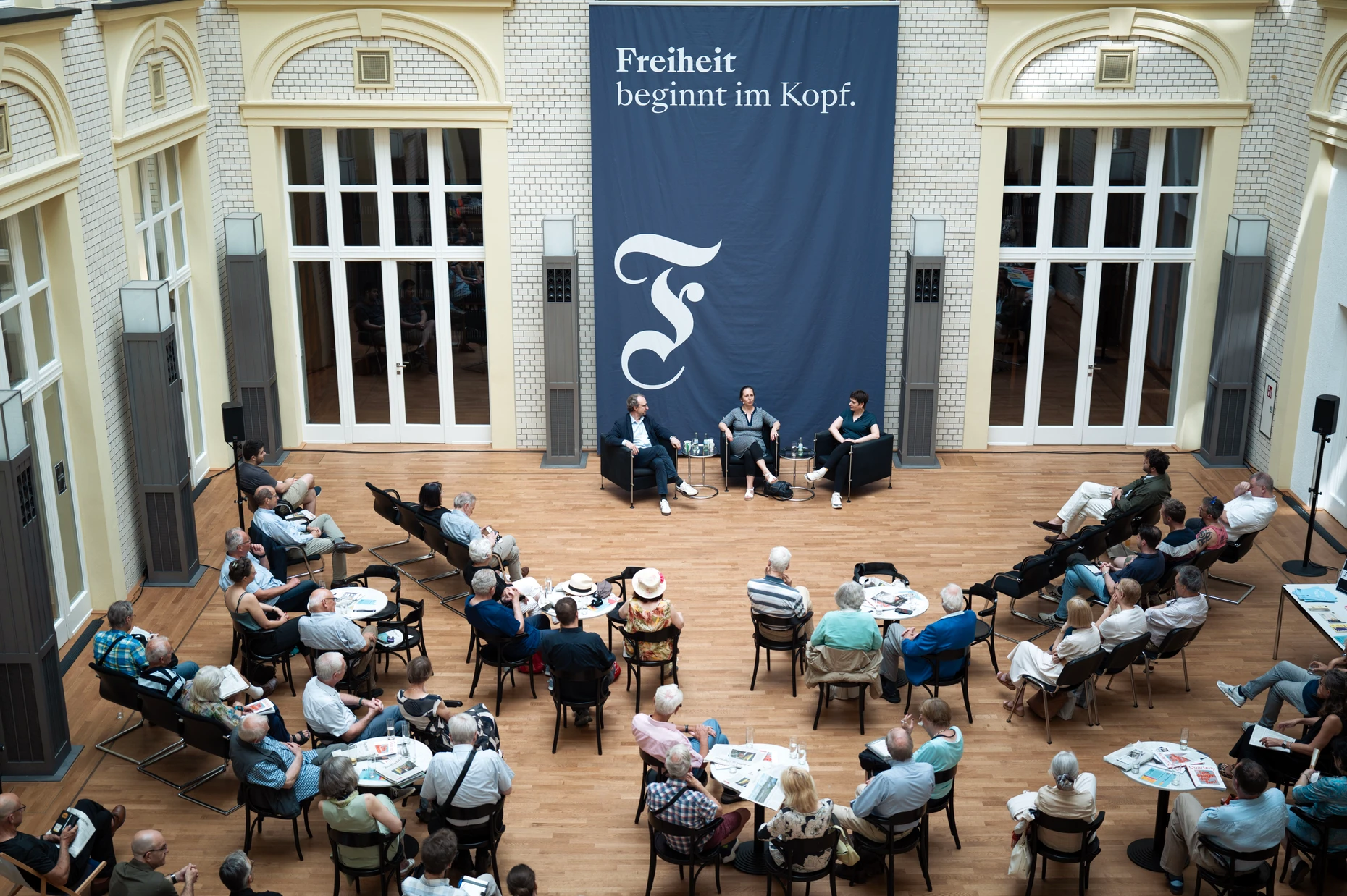 Eckart Lohse, Corinna Budras und Mona Jaeger sprechen am Samstag beim Tag der offenen Tür in der Berliner Redaktion der F.A.Z. miteinander und mit Lesern über die Lage der Bundesregierung