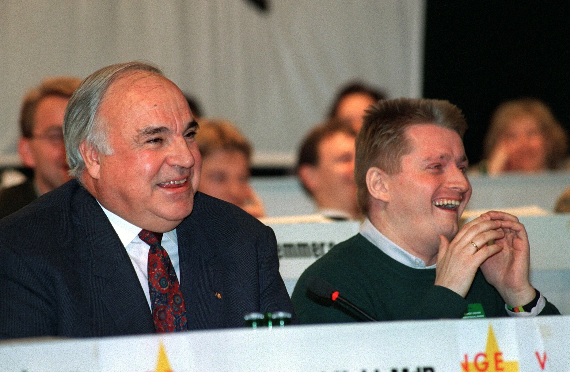 Bundeskanzler Helmut Kohl und der Bundesvorsitzende der Jungen Union, Hermann Gröhe, in bester Launer beim Bochumer Deutschlandtag der Jungen Union im Jahr 1993. Zwei Jahre später gründete Gröhe die „Pizza-Connection“ und ging als „Junger Wilder“ auf Distanz zum CDU-Chef.