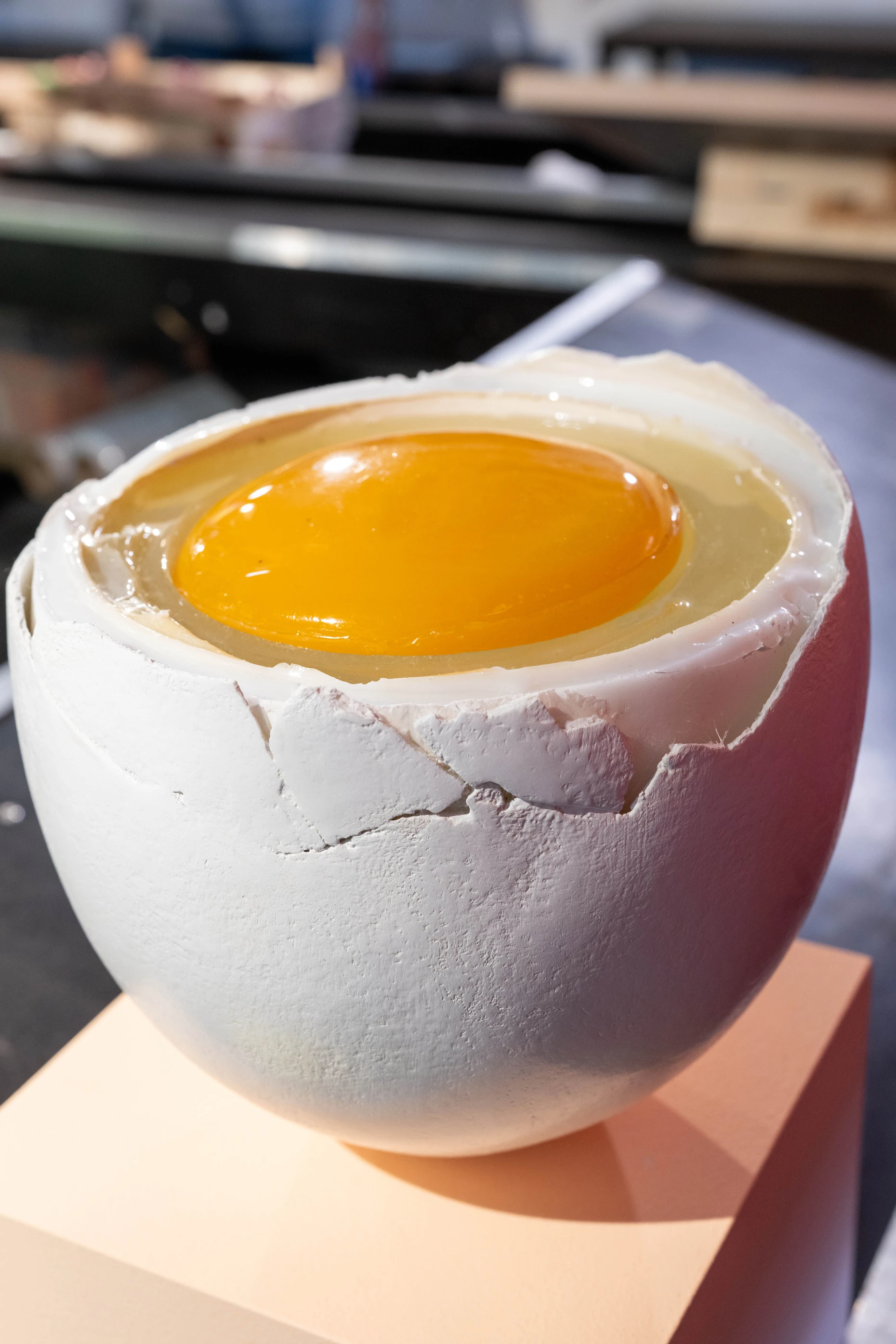 Skulptur: Frank Brechter, „Ei unterkocht", 2026