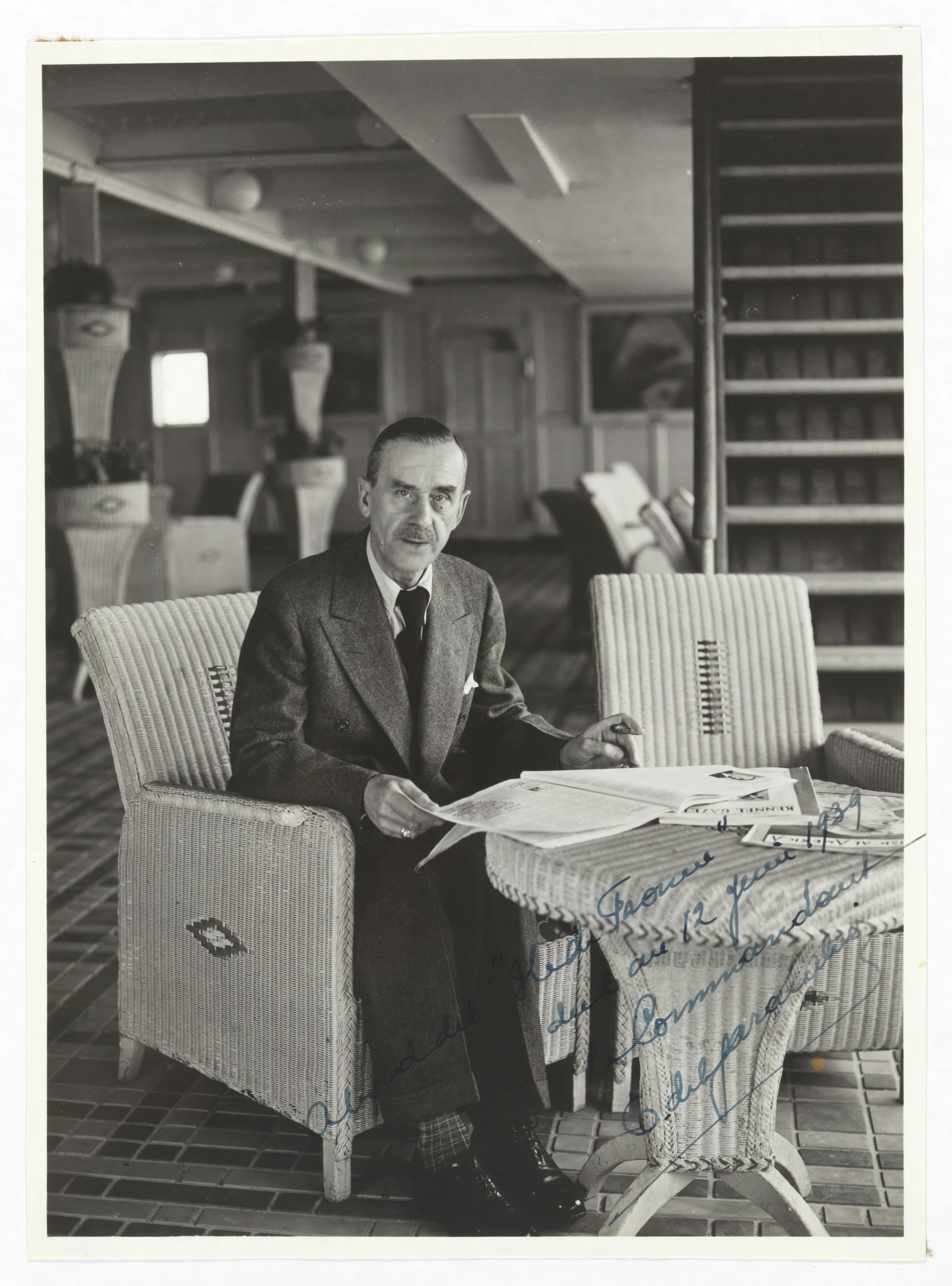 Thomas Mann liest auf hoher See Zeitung: an Bord der Île de France