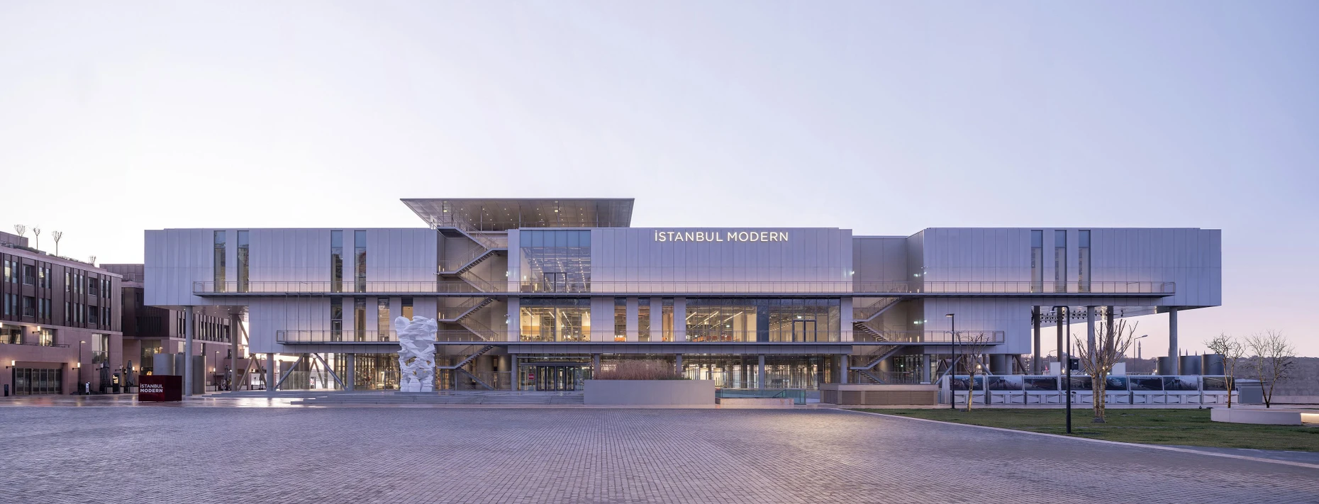 Von der Familie Eczabasi gegründet: Istanbul Modern, das erste Museum für moderne und zeitgenössische Kunst in der Türkei, zu dessen Eröffnung 2023 auch Staatspräsident Erdogan kam.