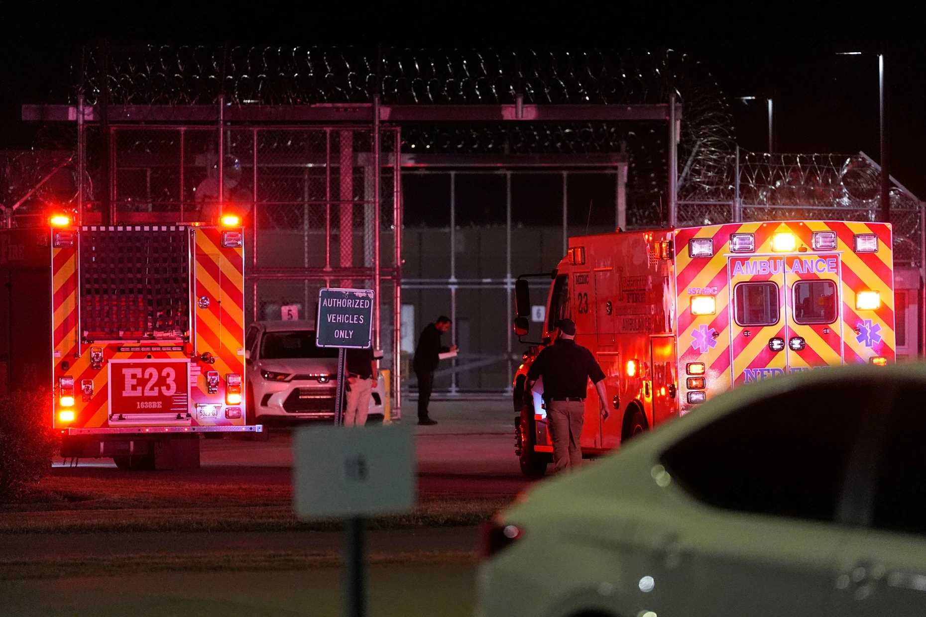 In Nashville: Rettungsfahrzeuge treffen bei der Hochsicherheitsanstalt ein, nachdem die Hinrichtung von Christa Pike abgebrochen wurde.