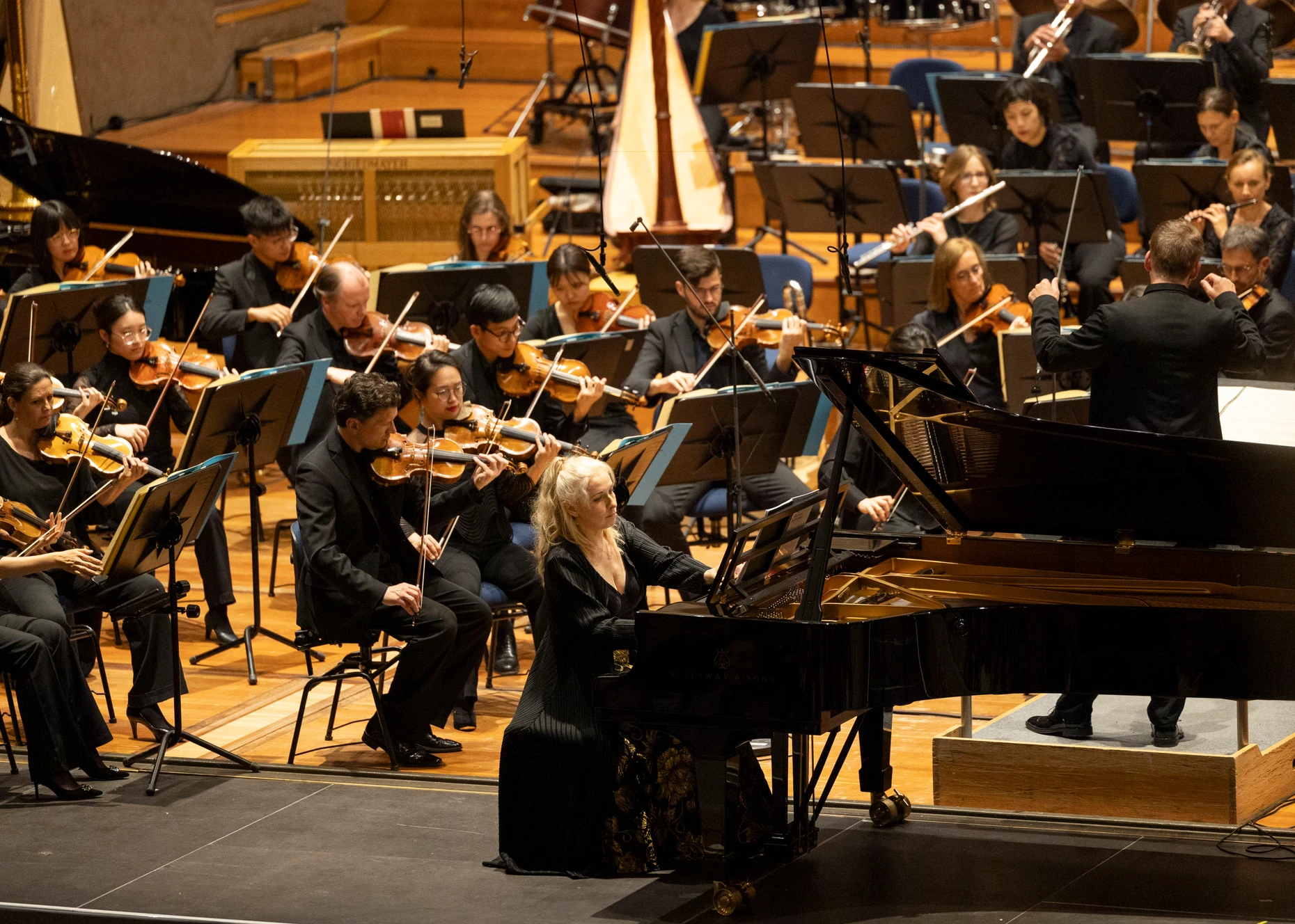  Tamara Stefanovich am Klavier mit dem Symphonieorchester des Bayerischen Rundfunks, geleitet von Matthias Pintscher