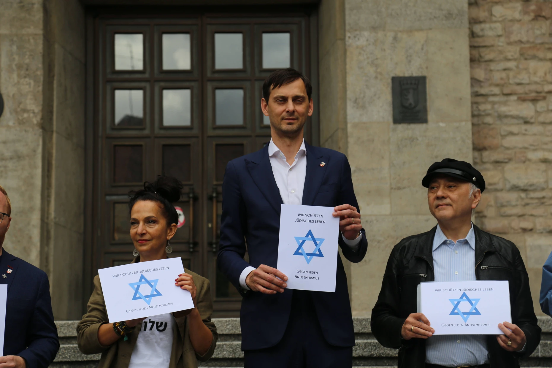 Wir schützen jüdisches Leben: Bezirksbürgermeister Martin Hikel und Mitarbeiter des Bezirksamtes Neukölln beteiligen sich vor dem Rathaus Neukölln an der Aktion Berlin trägt Davidstern.