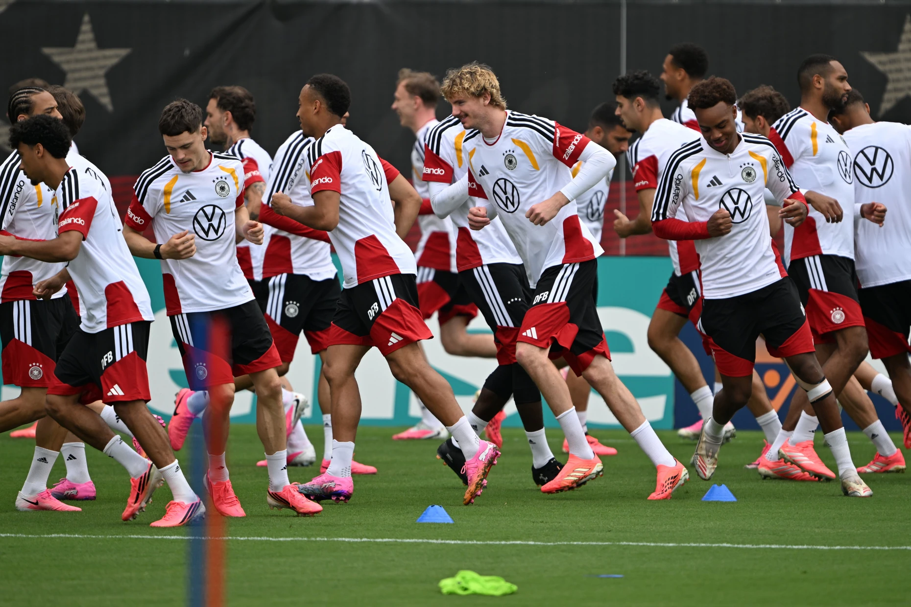 „Passt schon“: Rudi Völler über den Rasenplatz in Winston-Salem, auf dem die deutschen Spieler am Montag das erste Mal trainiert haben.