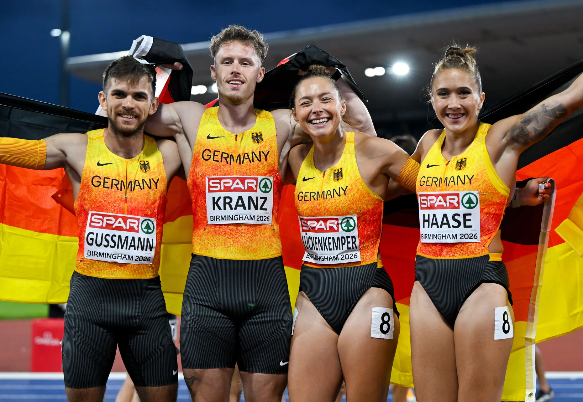 Die deutsche Mixed-Staffel mit Heiko Gussmann, Kevin Kranz, Gina Lückenkemper und Rebekka Haase (v.l.nr.) freut sich über Silber.