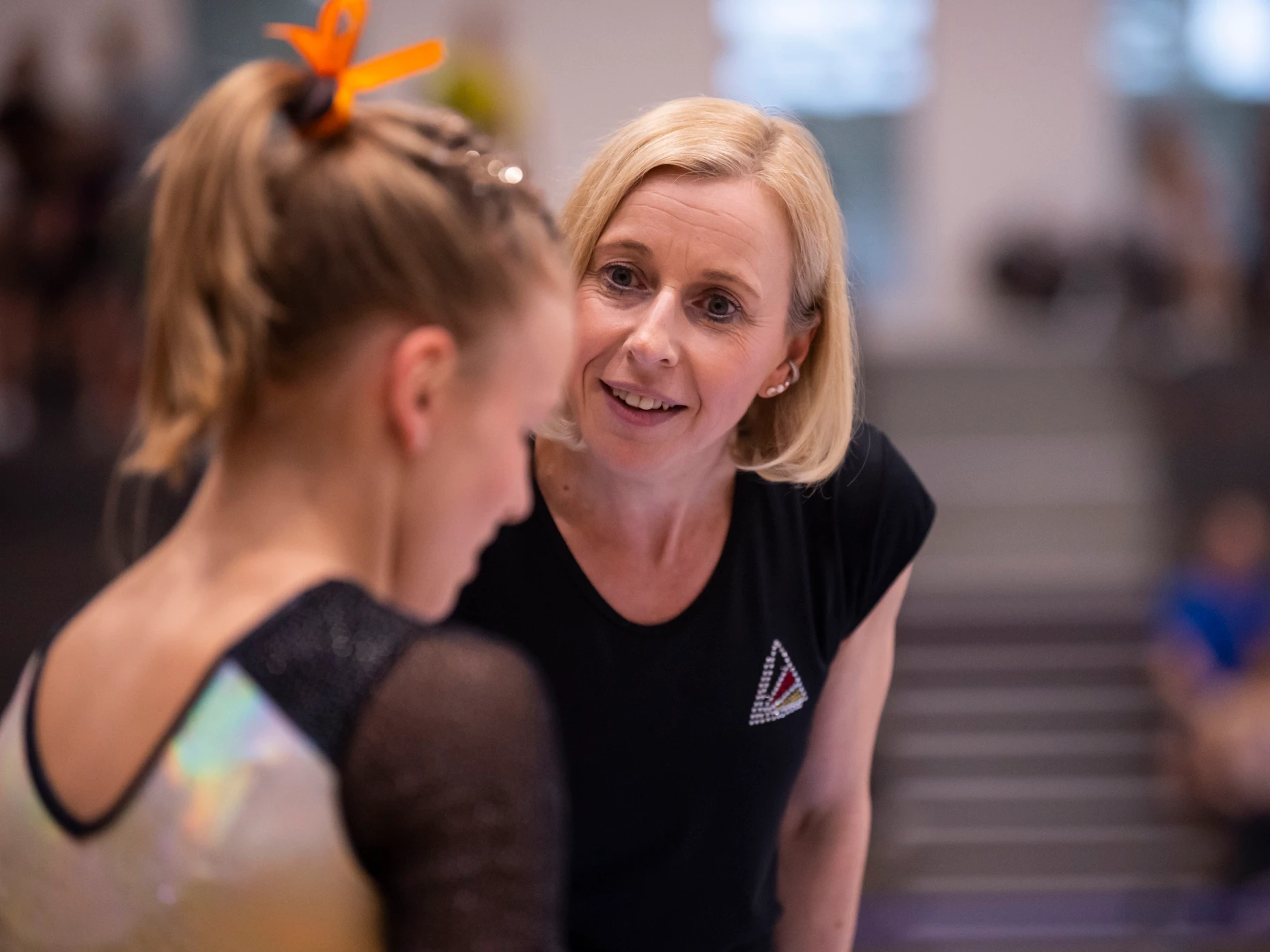 Freundlich, aber bestimmt: Am Stützpunkt in Chemnitz fördert und fordert Cheftrainerin Tatjana Bachmayer (rechts) die  Eigenverantwortung der Athletinnen.