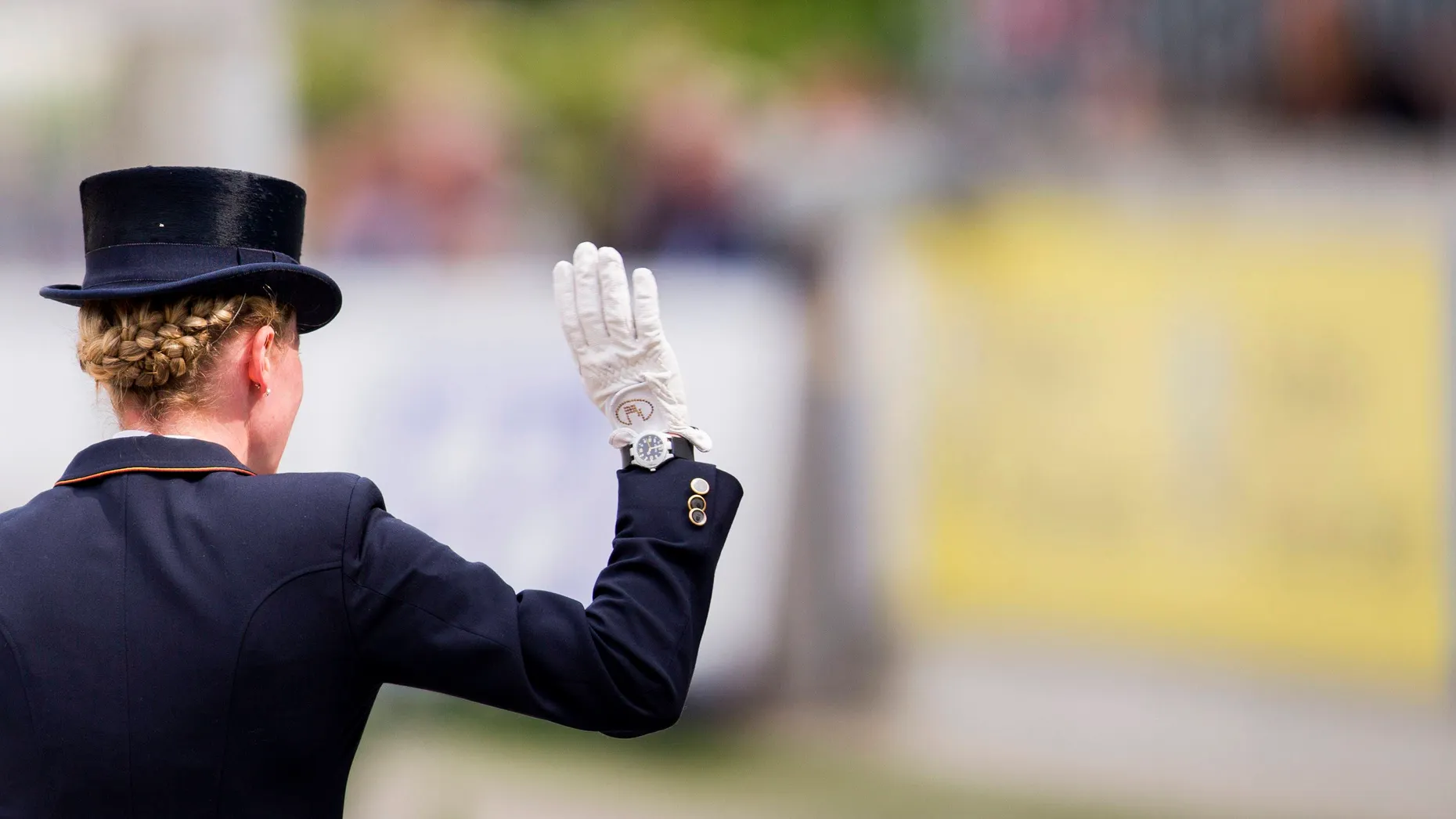 Julius Brink spielt nicht bei der Beachvolleyball-WM. Langehanenberg gewinnt die Kür beim CHIO. Raelert gewinnt in Klagenfurt. Und Bylsma übernimmt das amerikanische Eishockeyteam. Sport kompakt am Sonntag.