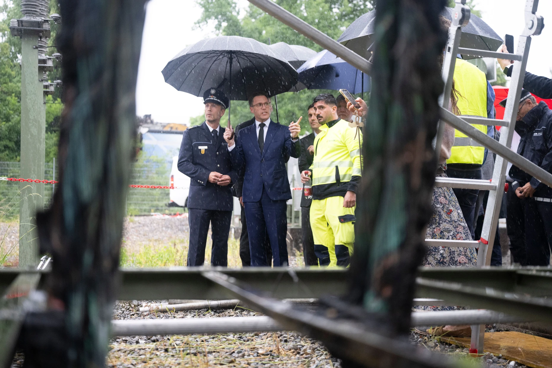 On Monday, State Interior Minister Manuel Hagel (CDU) walks with State Police Director Carsten Höfler (left) over the site of a substation in Reutlingen where there was a fire during the night.