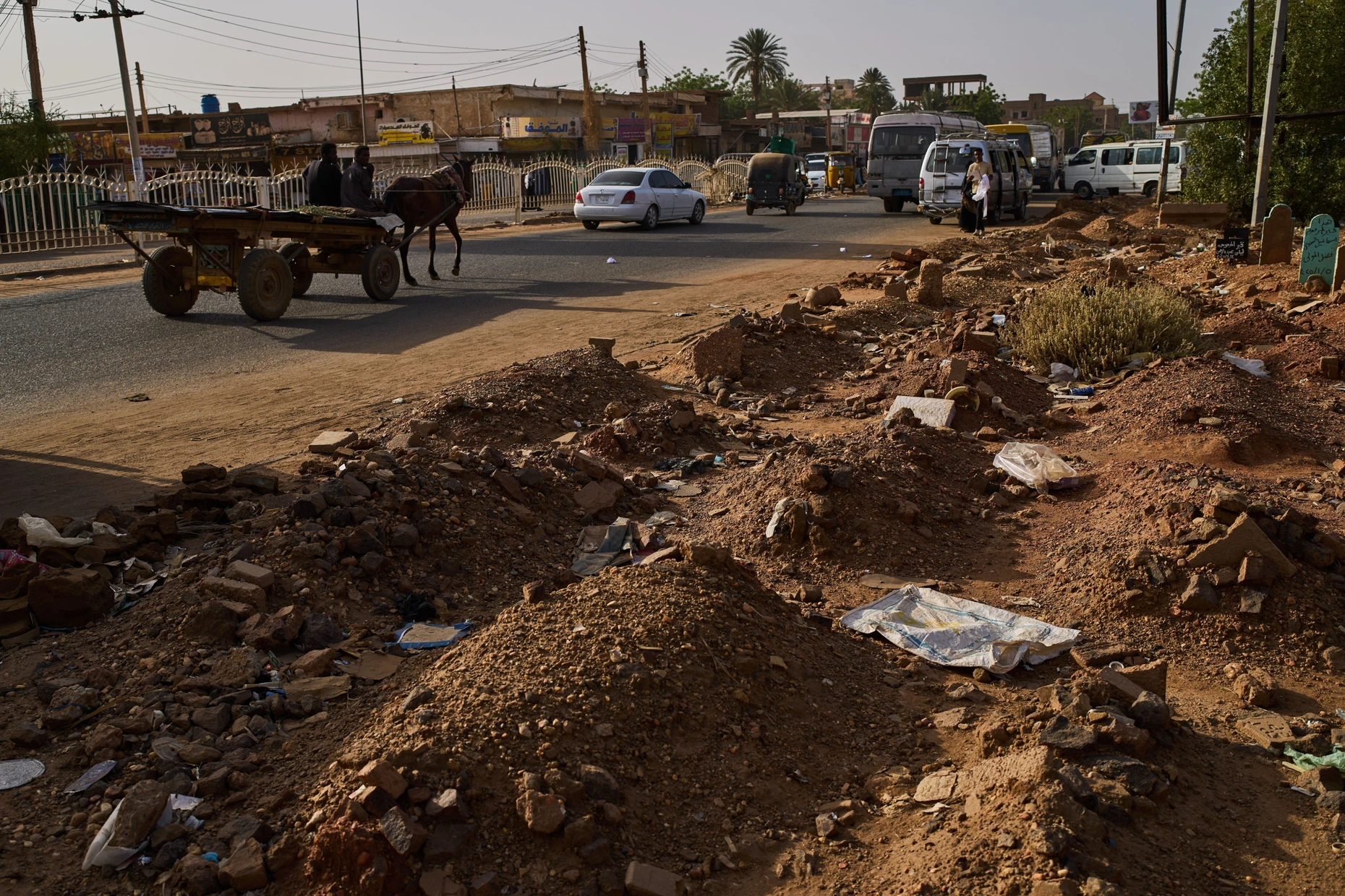 Gräber am Rande einer Straße im sudanesischen Omdurman im April 2026