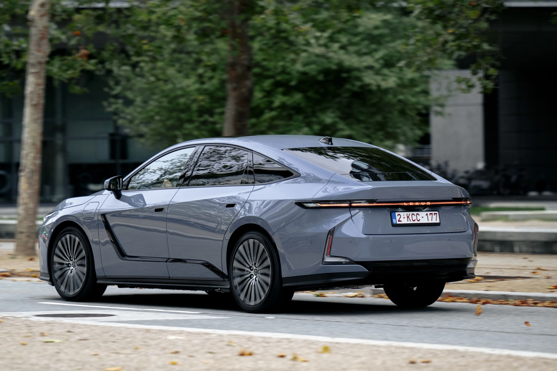 Schräges Heck, also schlechte Sicht zurück, inzwischen übliche Lichtleiste, hier recht schick: Lexus ES