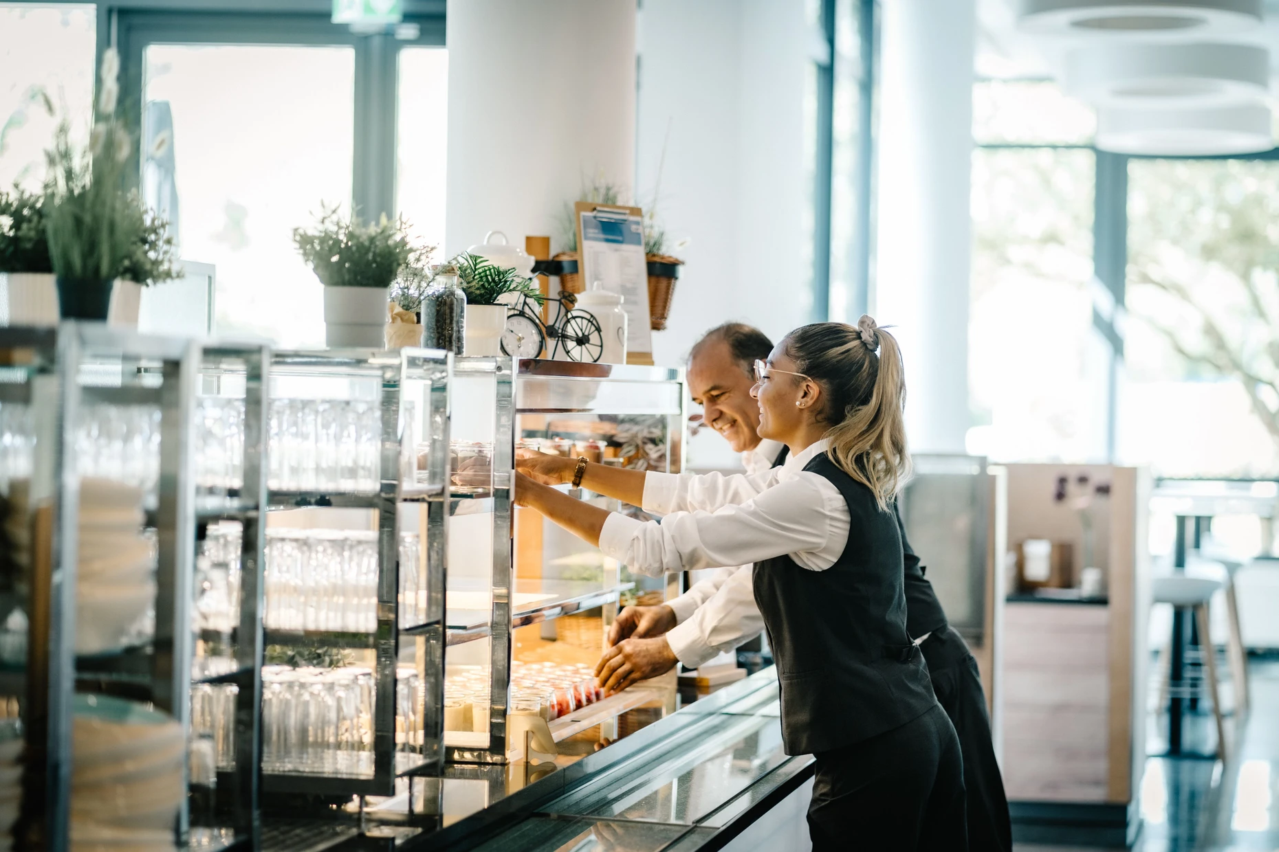Erfolg im Team: In der Kantine von Lilly Deutschland arbeiten Menschen aus vielen Nationen und auch Beschäftigte einer Behindertenwerkstätte.