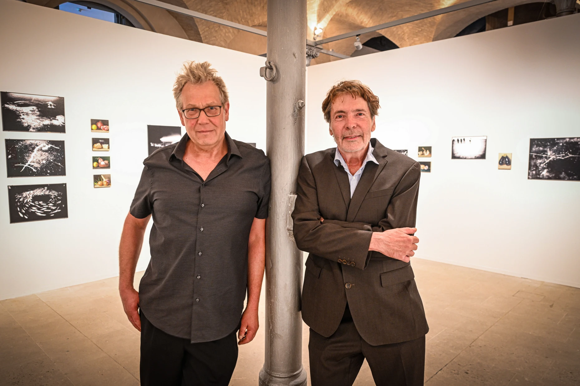 Dual-surreal: der Fotograf Kai Bornhöft (links) und der Maler Frank Tornow (rechts) bei der Ausstellungseröffnung