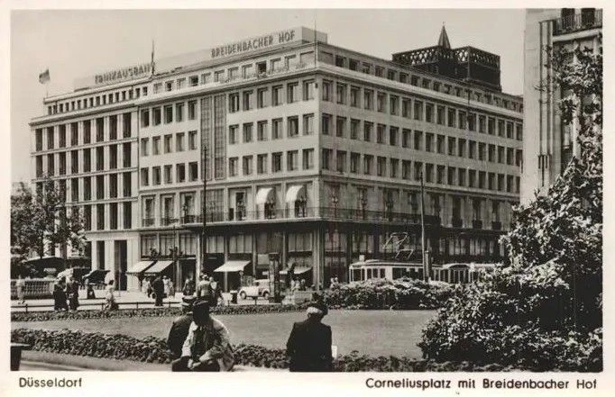 Der 1943 zerstörte Breidenbacher Hof wurde 1950 wiedereröffnet. Mit dem Wiederaufbau war Emil Fahrenkamp beauftragt worden, der schon für den Umbau 1928 verantwortlich gezeichnet hatte, aber die dezidiert modernen Züge von 1928 wurden zurückgenommen.
