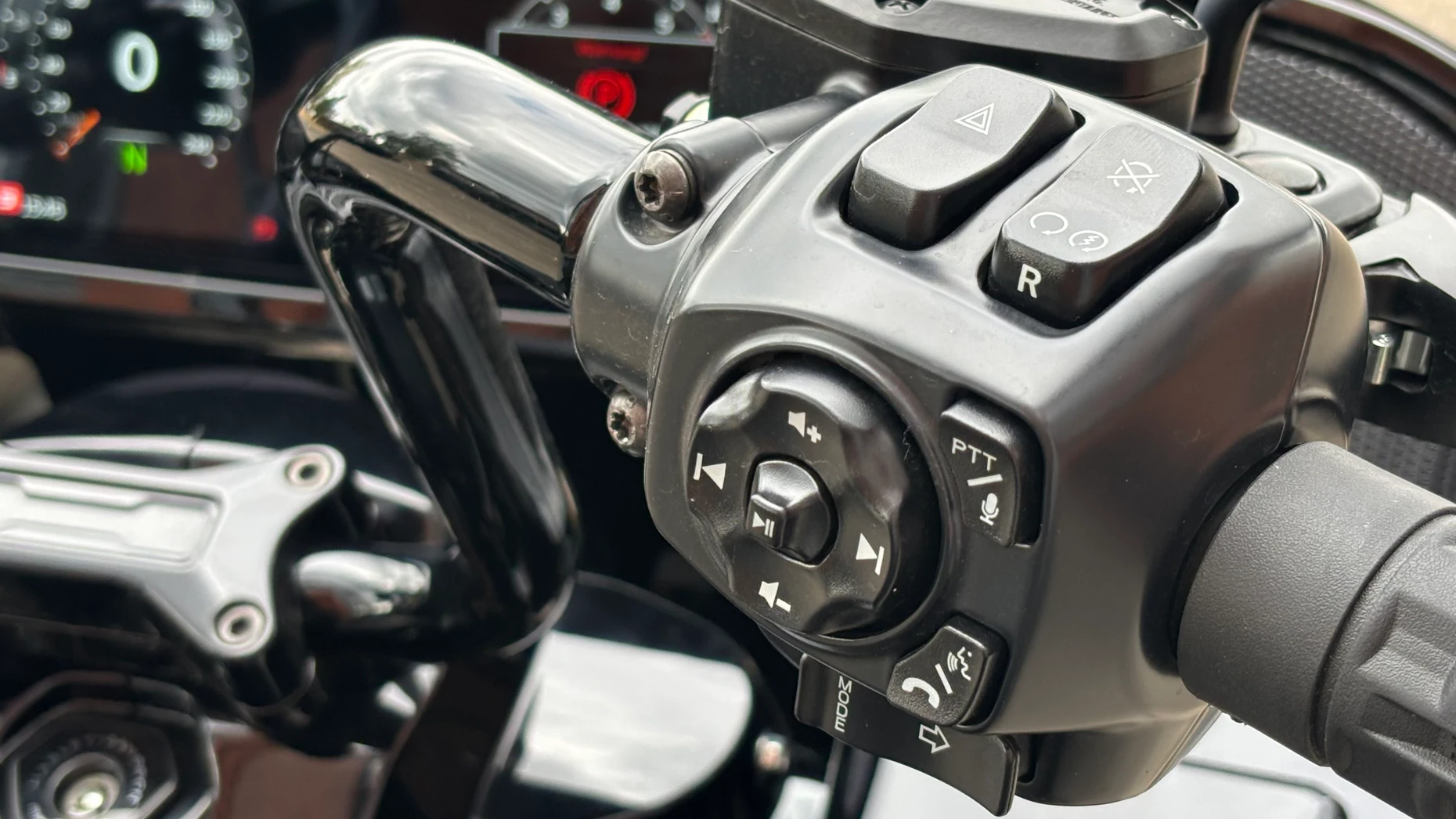 Gut gezähmt: Technik in Cockpit und Lenker des Harley-Trikes