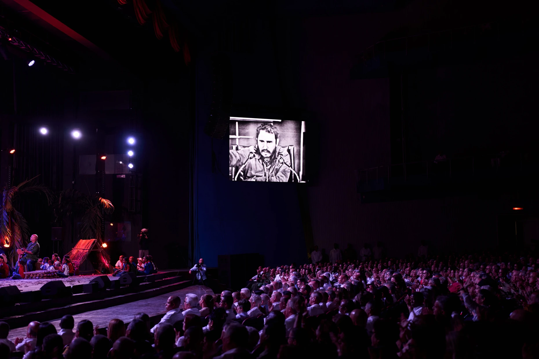Während einer Gala zum 100. Geburtstag von Fidel Castro im Karl-Marx-Theater in Havanna wird auf einer großen Leinwand ein Bild des ehemaligen Anführers gezeigt.