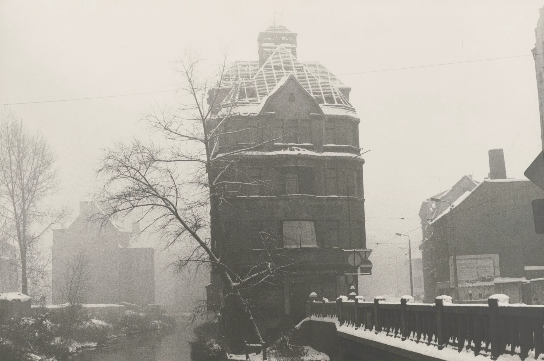 Diese Aufnahme von einem verfallenen Haus im Winter jenseits der Klausbrücke hatte nach Erinnerung von Helga Paris den Bezirksrat besonders verstört.