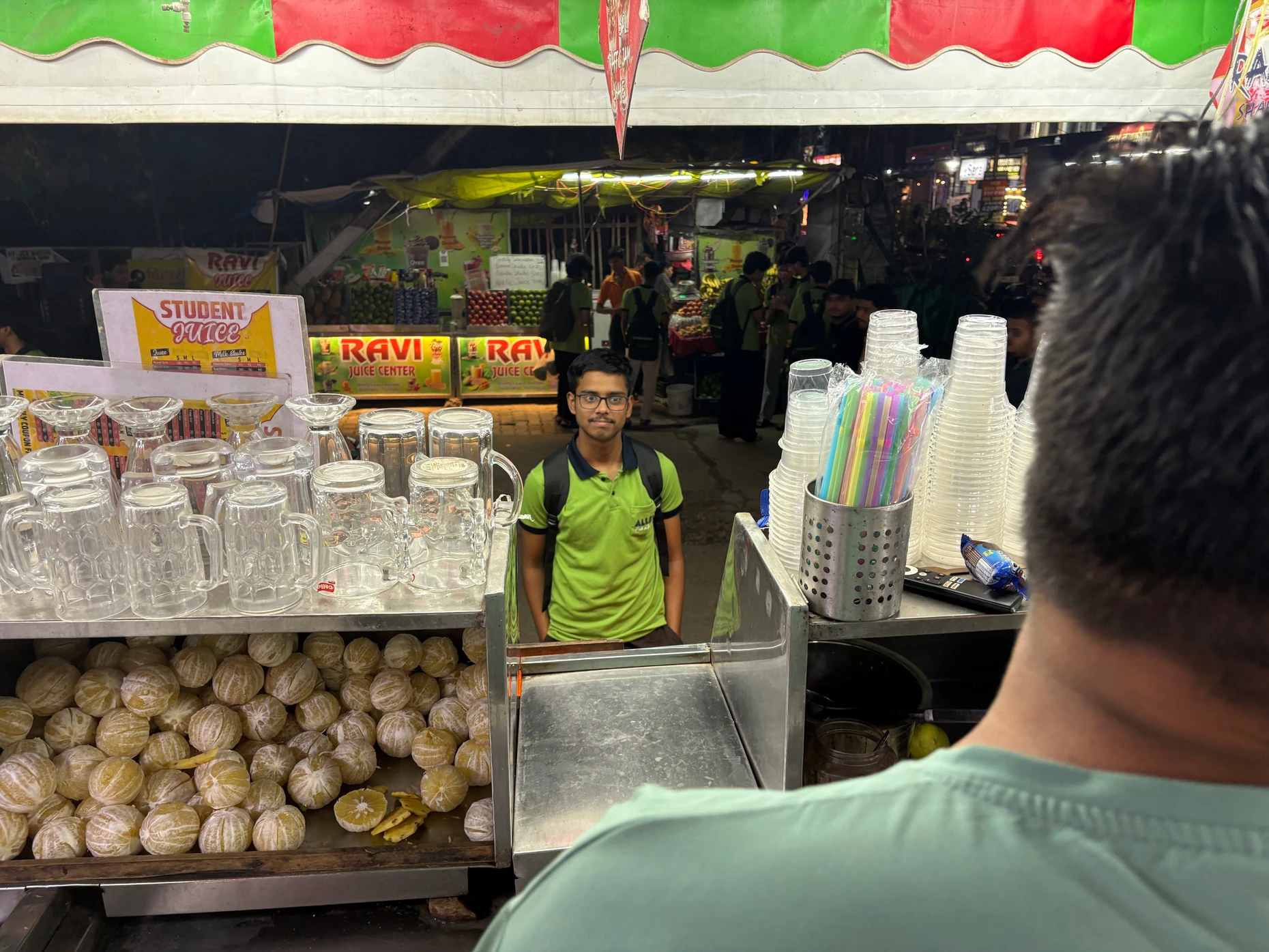 Yash Vardhan Singh, 18, bestellt an einem Saftstand in Kota einen Bananen-Shake.