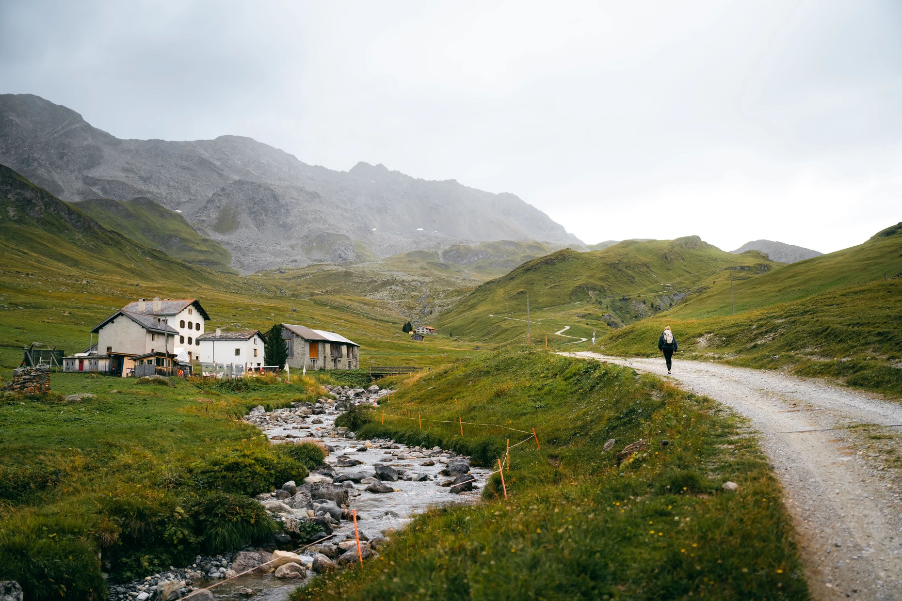Die Alp Cavreccia, am sanften Aufstieg von Bivio zur Passhöhe auf den Septimer