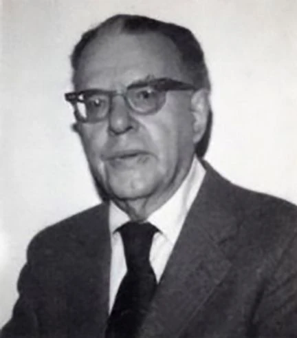 John H. Herz (1908 bis 2005), als Hans Herz in Düsseldorf geboren, wurde 1931 in Köln von Hans Kelsen mit einer Arbeit über „Die Identität des Staates“ promoviert. Er wurde Professor an der ursprünglich afro-amerikanischen Howard University in Washington und wechselte 1952 an die City University of New York.