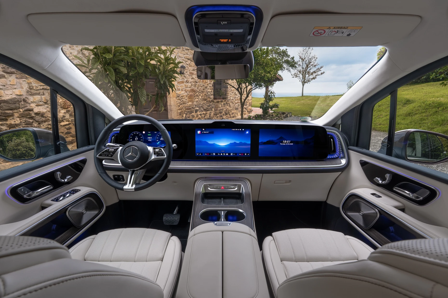 Das Cockpit folgt der neuen Mercedes-Linie mit bis zu drei großen Bildschirmen und wenigen echten Tasten.