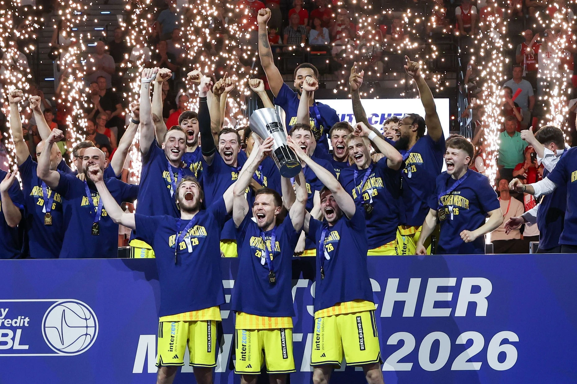 Mia san Meister: Die Spieler von Alba Berlin feiern in München nach dem Sieg im fünften Spiel.
