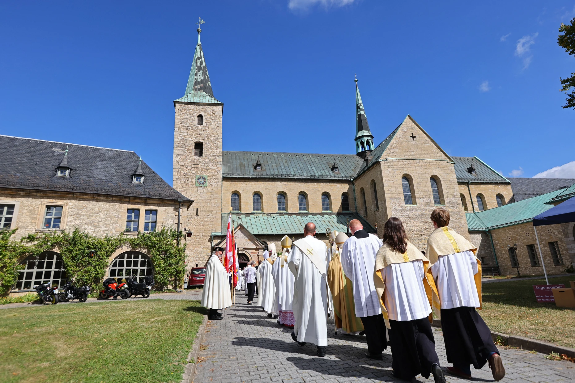 Teilnehmer der diesjährigen Bistumswallfahrt im Kloster Huysburg beim Auszug